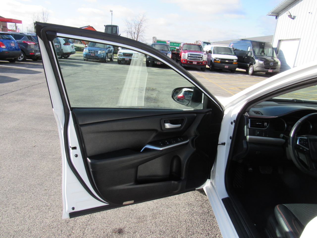 Toyota Camry SE Auto (Natl) 2017