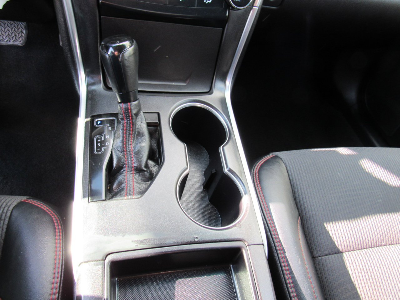 Toyota Camry SE Auto (Natl) 2017