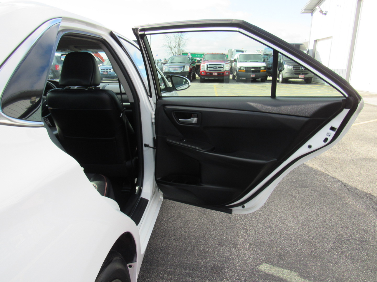 Toyota Camry SE Auto (Natl) 2017