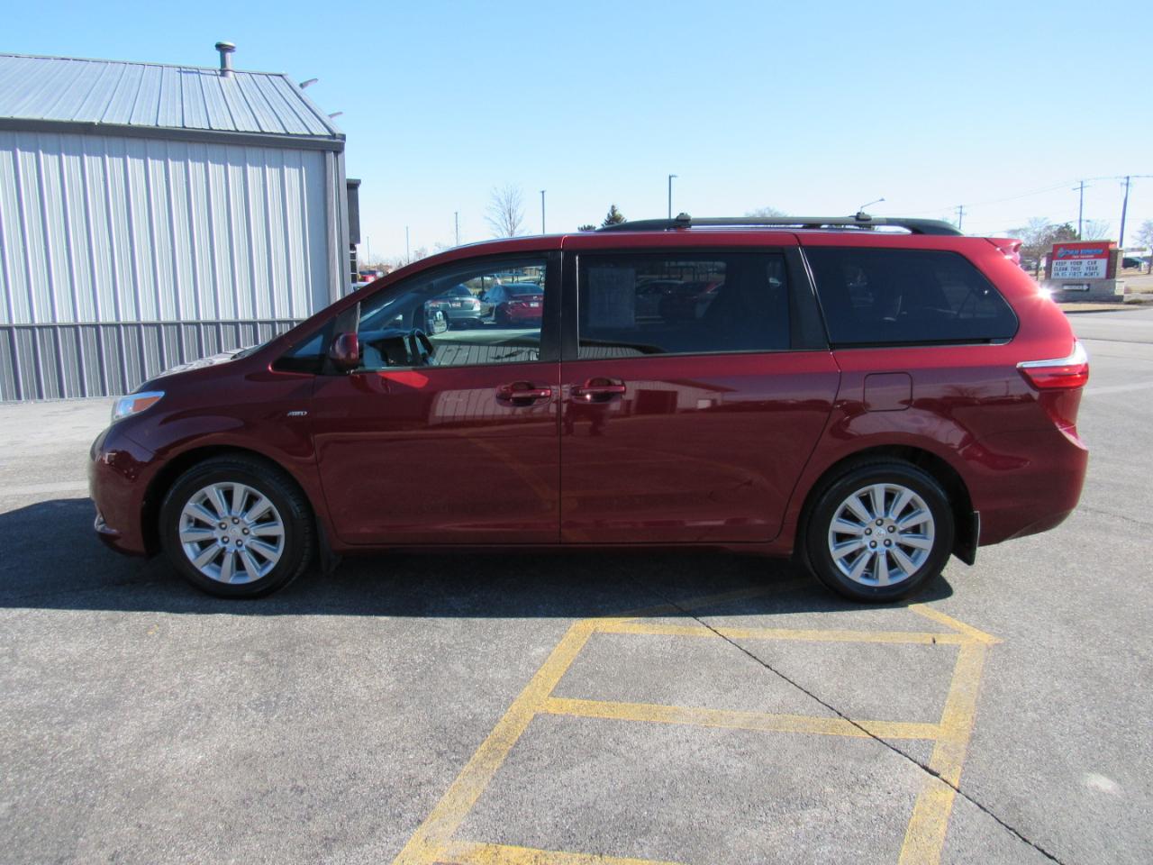 Toyota Sienna 5dr 7-Pass Van LE AWD (Natl) 2016