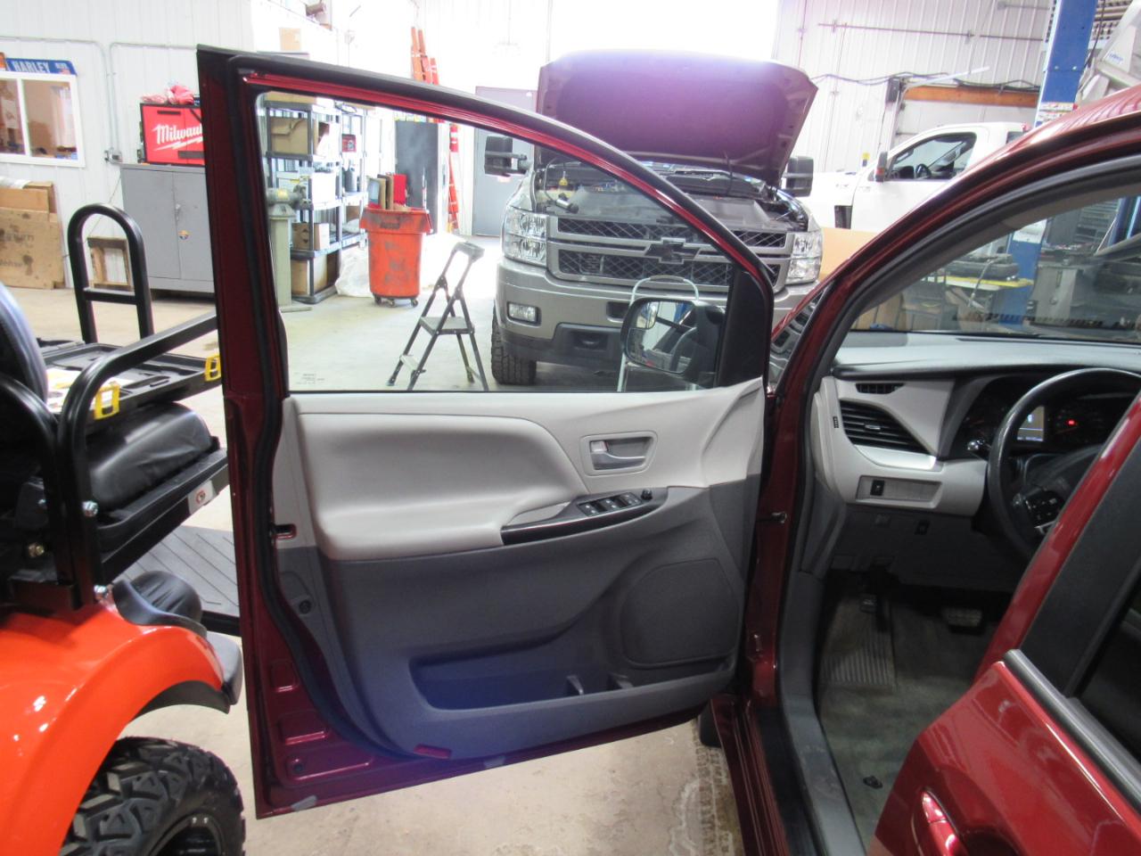 Toyota Sienna 5dr 7-Pass Van LE AWD (Natl) 2016