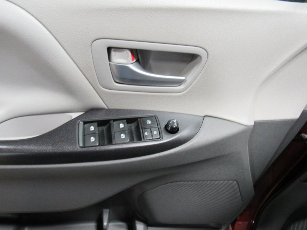 Toyota Sienna 5dr 7-Pass Van LE AWD (Natl) 2016