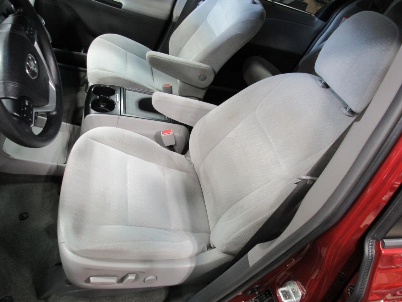 Toyota Sienna 5dr 7-Pass Van LE AWD (Natl) 2016