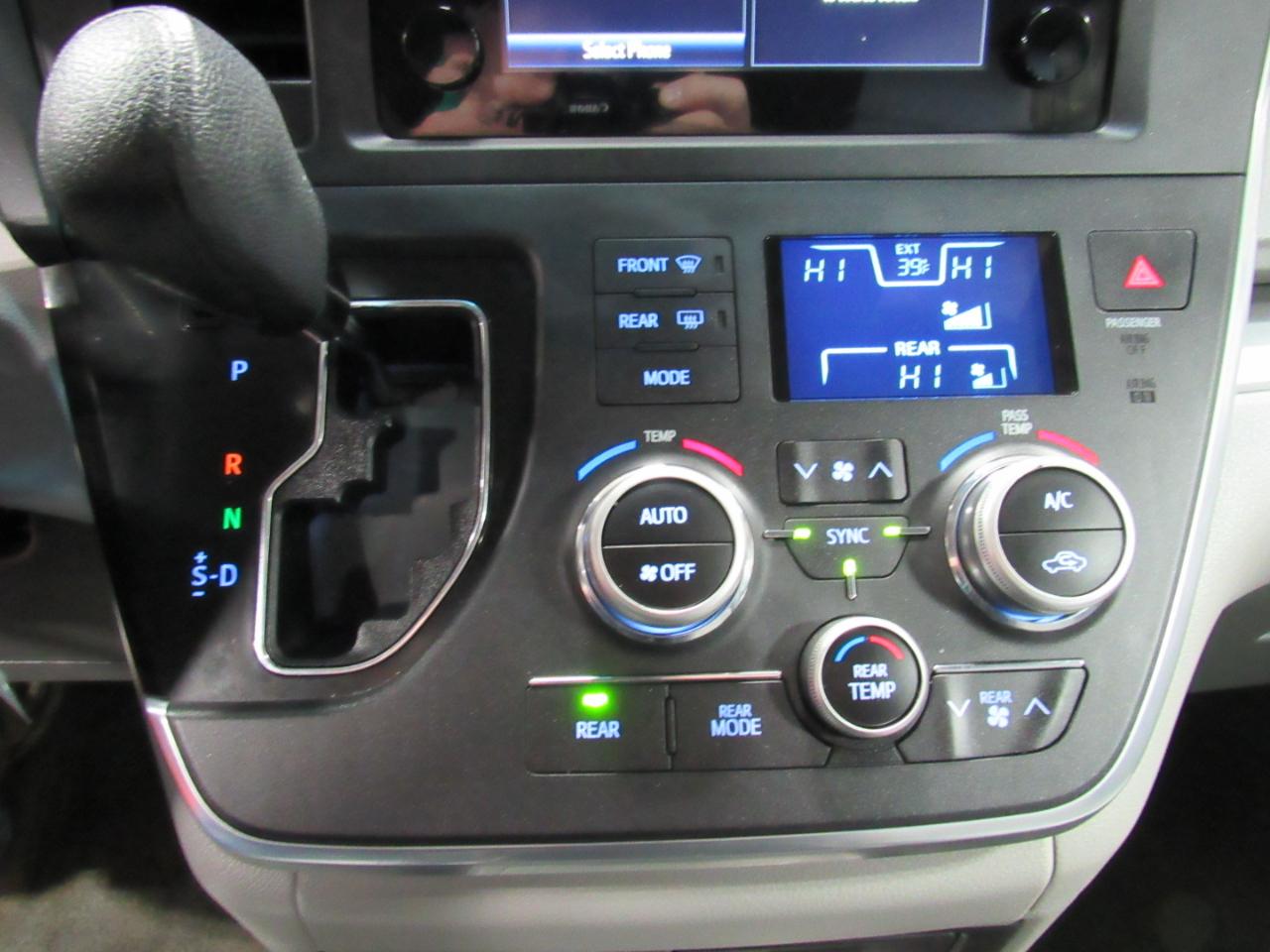 Toyota Sienna 5dr 7-Pass Van LE AWD (Natl) 2016