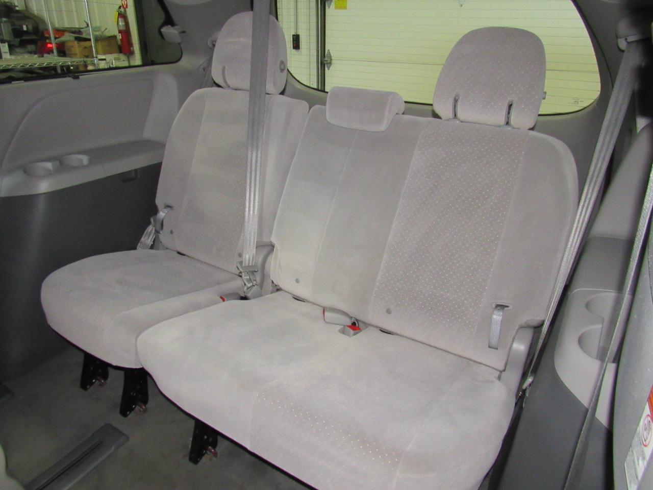 Toyota Sienna 5dr 7-Pass Van LE AWD (Natl) 2016