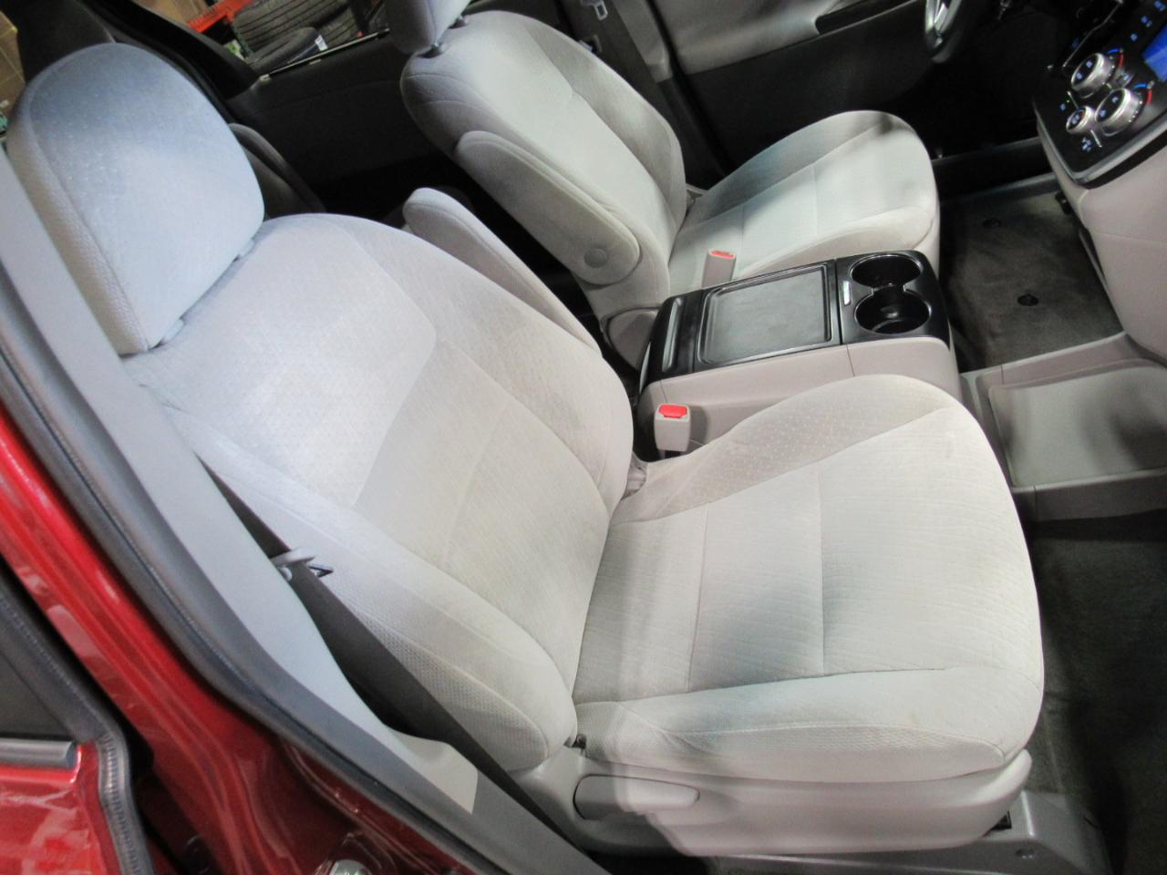 Toyota Sienna 5dr 7-Pass Van LE AWD (Natl) 2016