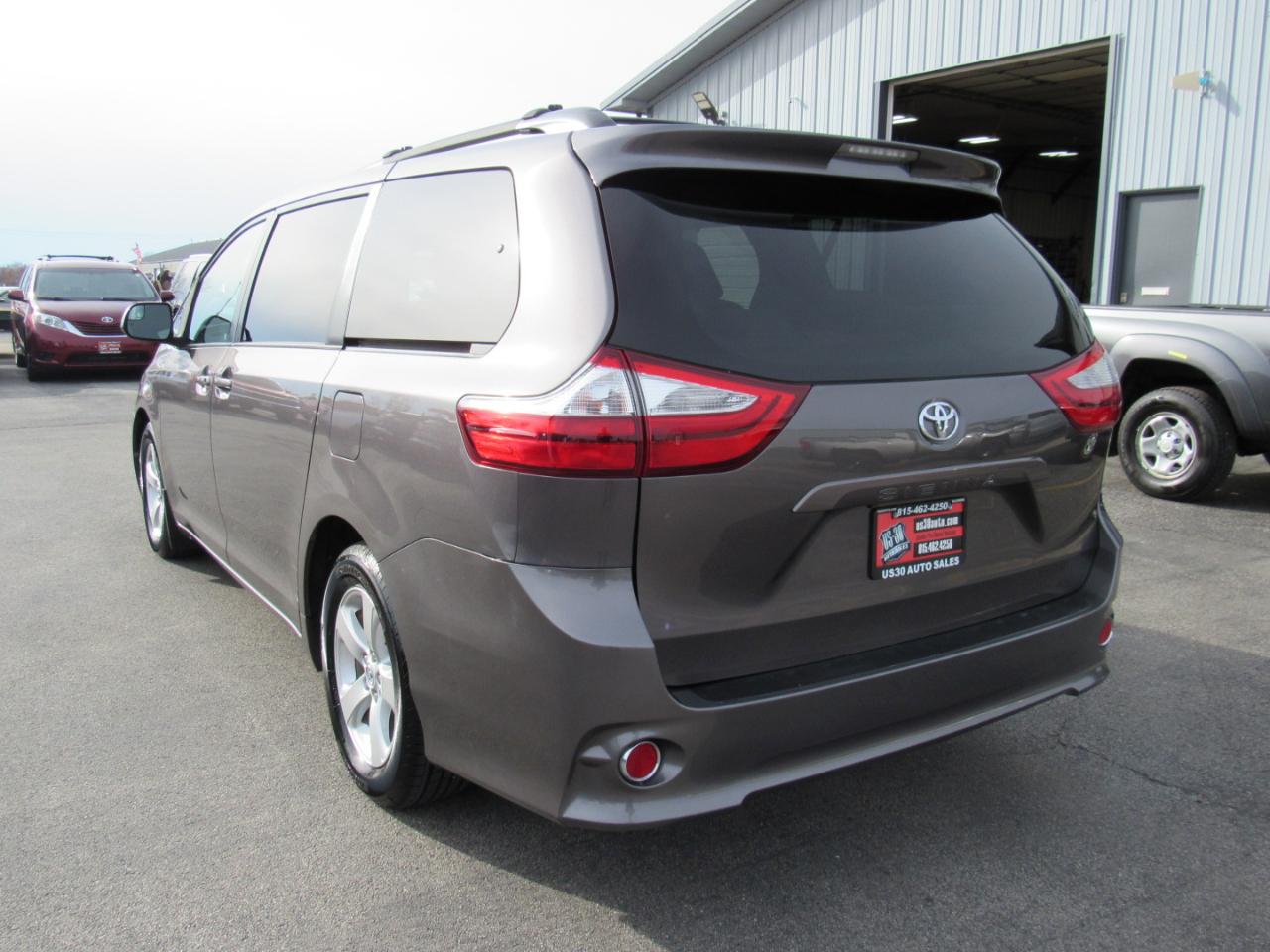 Toyota Sienna LE FWD 8-Passenger (Natl) 2017