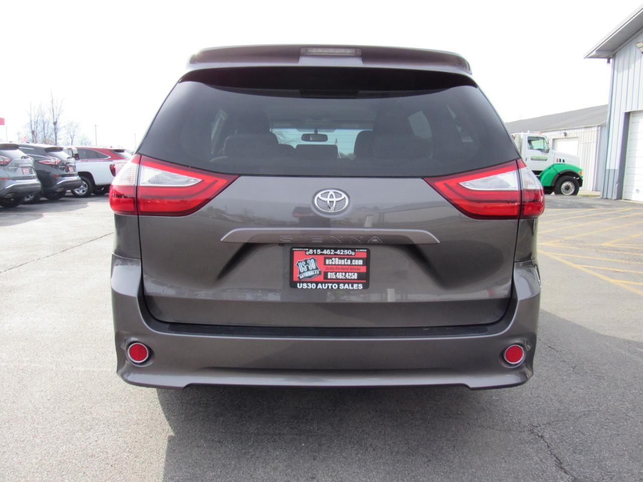 Toyota Sienna LE FWD 8-Passenger (Natl) 2017