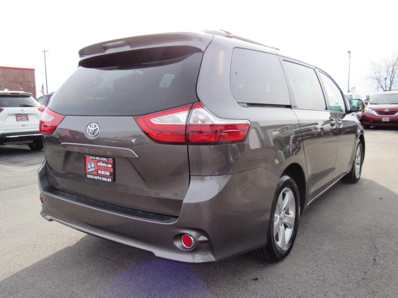 Toyota Sienna LE FWD 8-Passenger (Natl) 2017