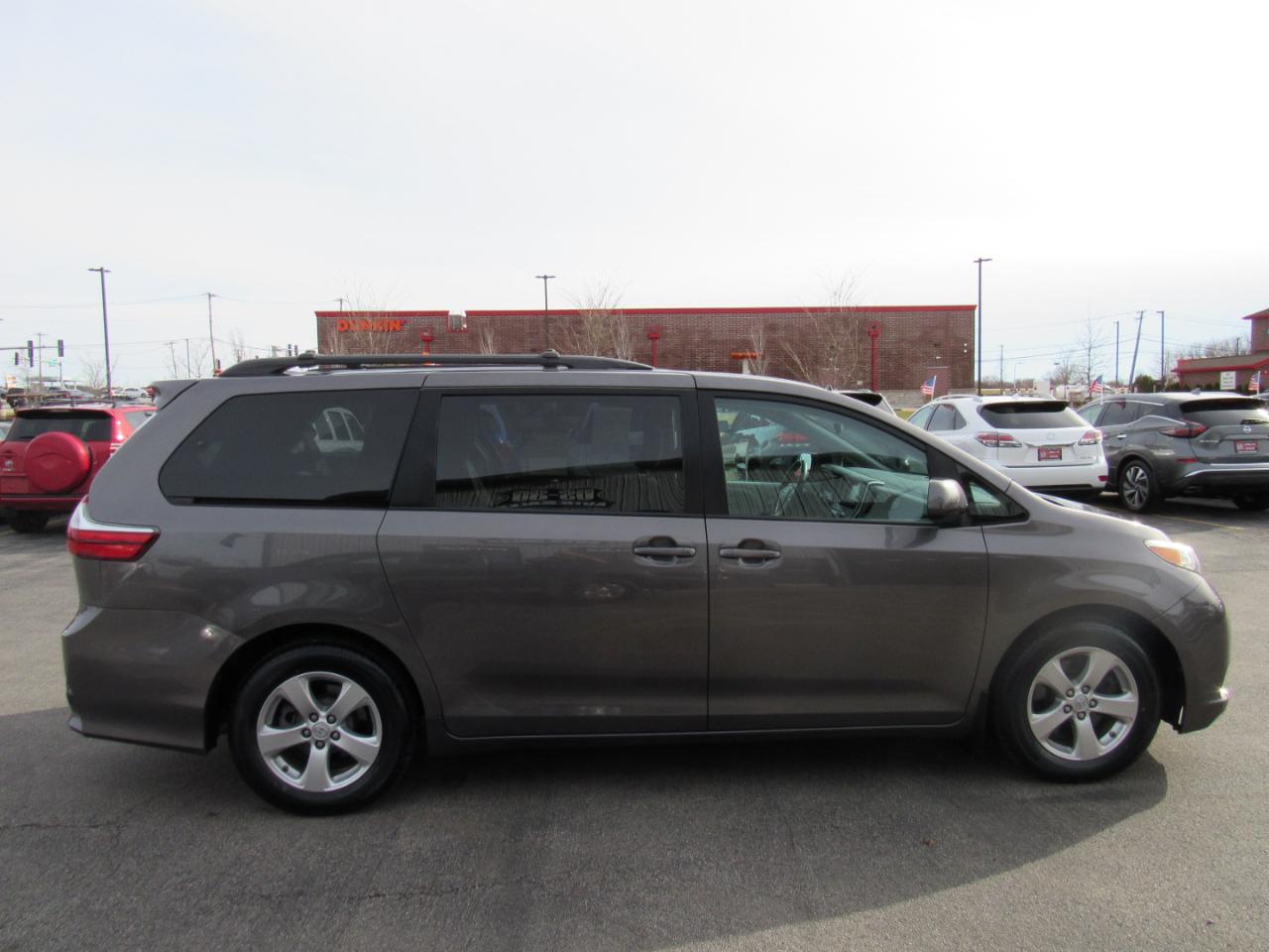 Toyota Sienna LE FWD 8-Passenger (Natl) 2017