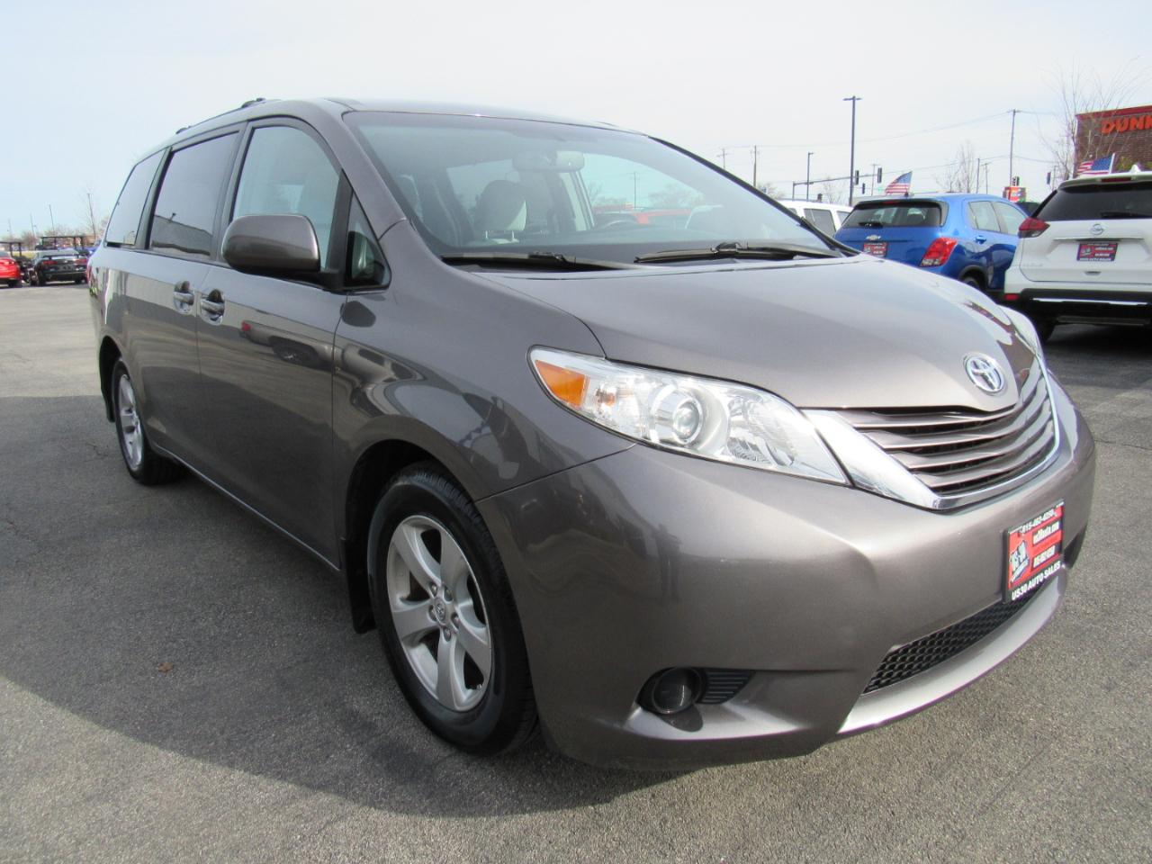 Toyota Sienna LE FWD 8-Passenger (Natl) 2017
