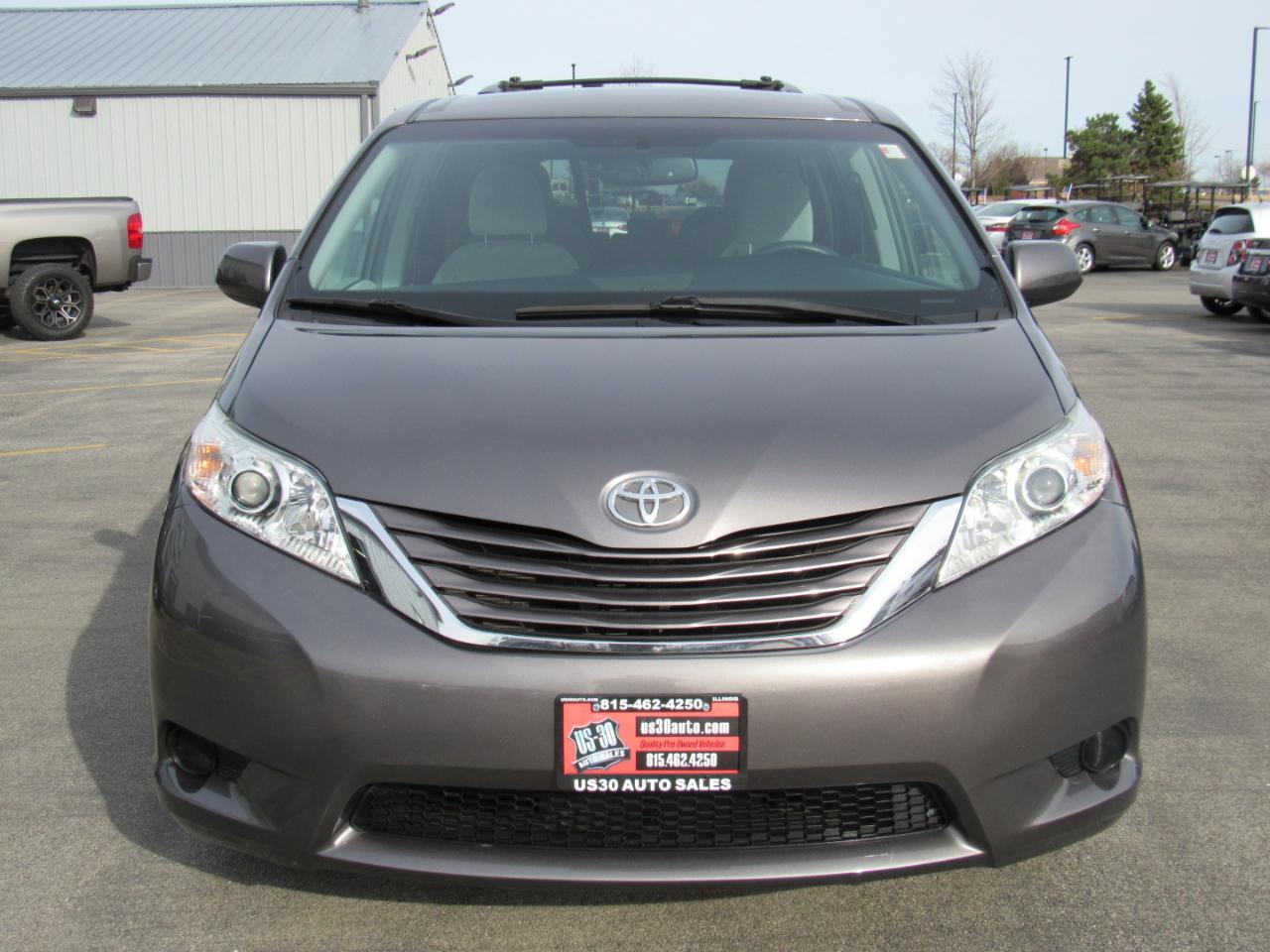 Toyota Sienna LE FWD 8-Passenger (Natl) 2017