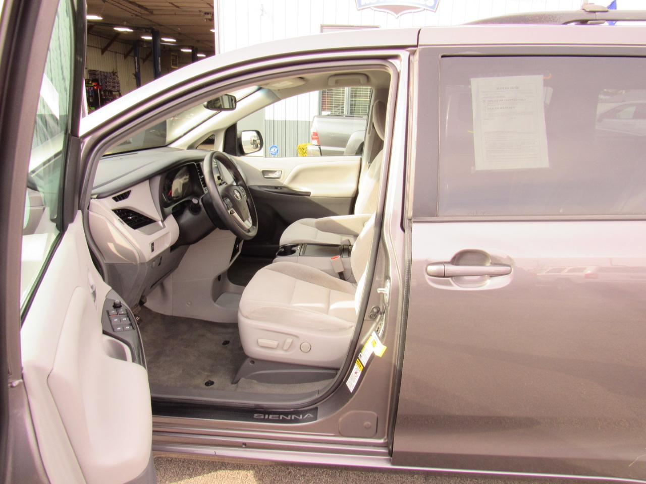 Toyota Sienna LE FWD 8-Passenger (Natl) 2017