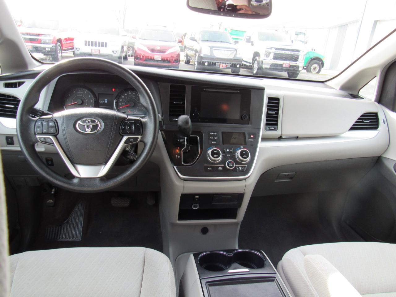 Toyota Sienna LE FWD 8-Passenger (Natl) 2017