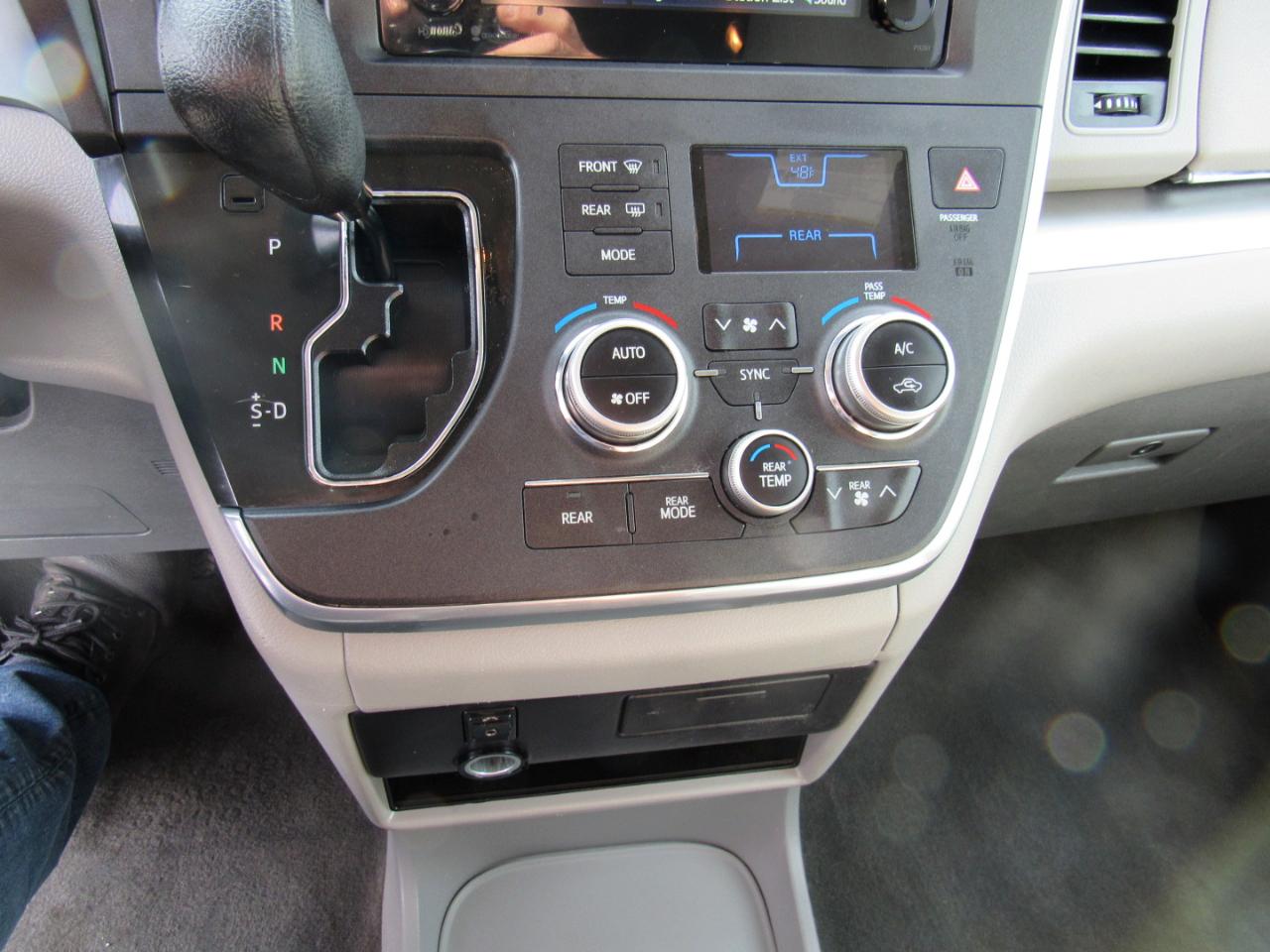 Toyota Sienna LE FWD 8-Passenger (Natl) 2017