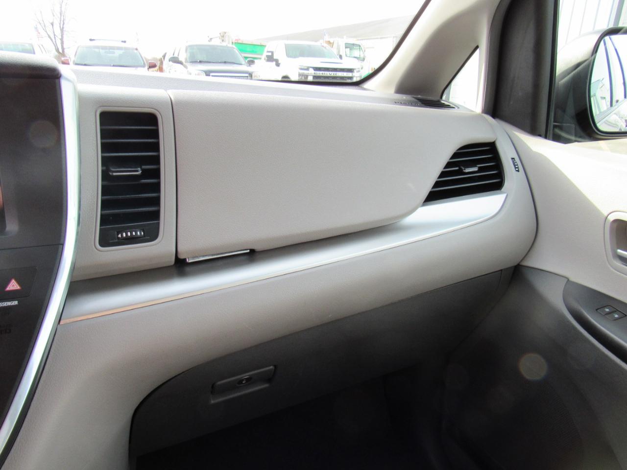 Toyota Sienna LE FWD 8-Passenger (Natl) 2017