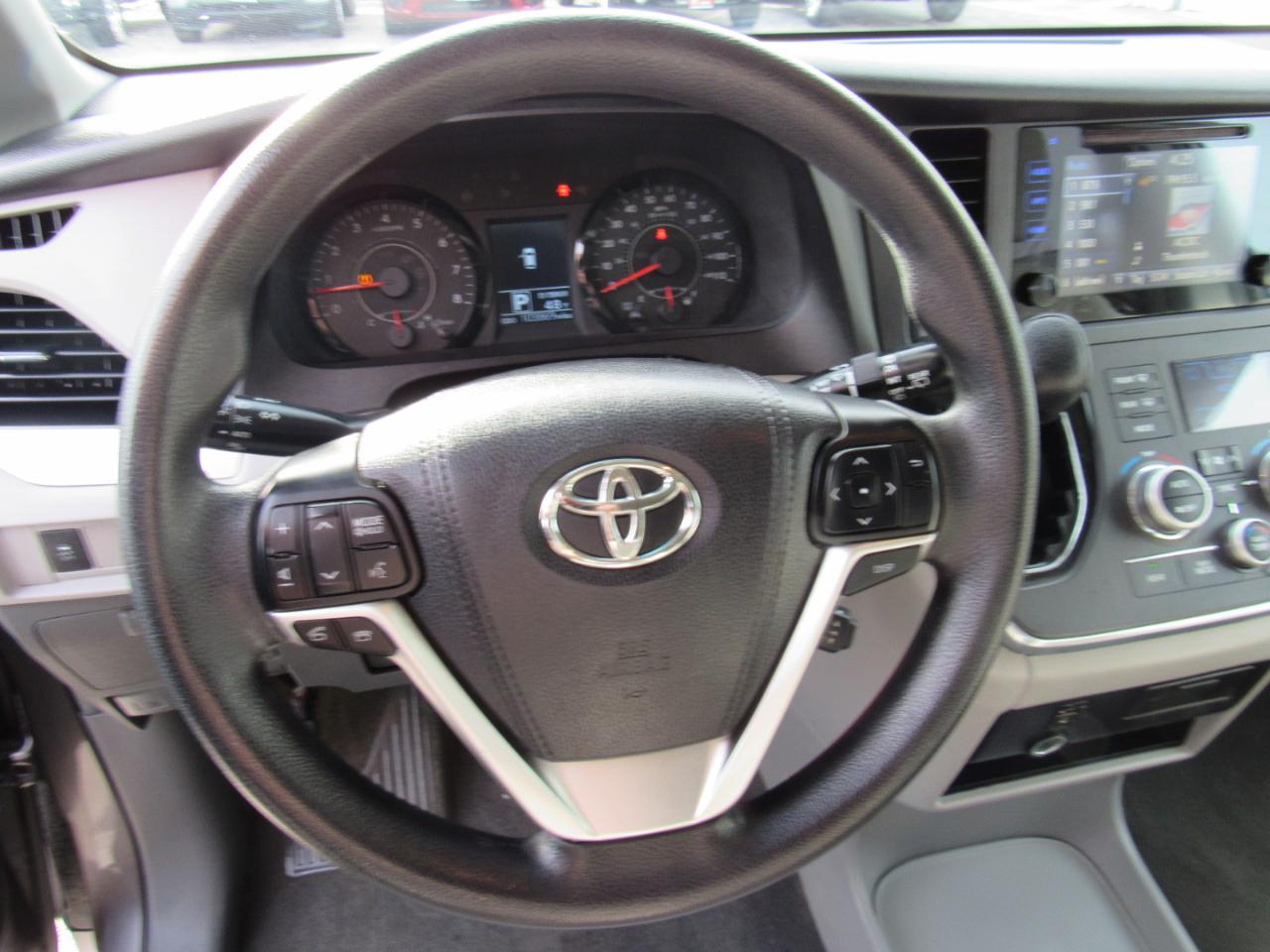 Toyota Sienna LE FWD 8-Passenger (Natl) 2017