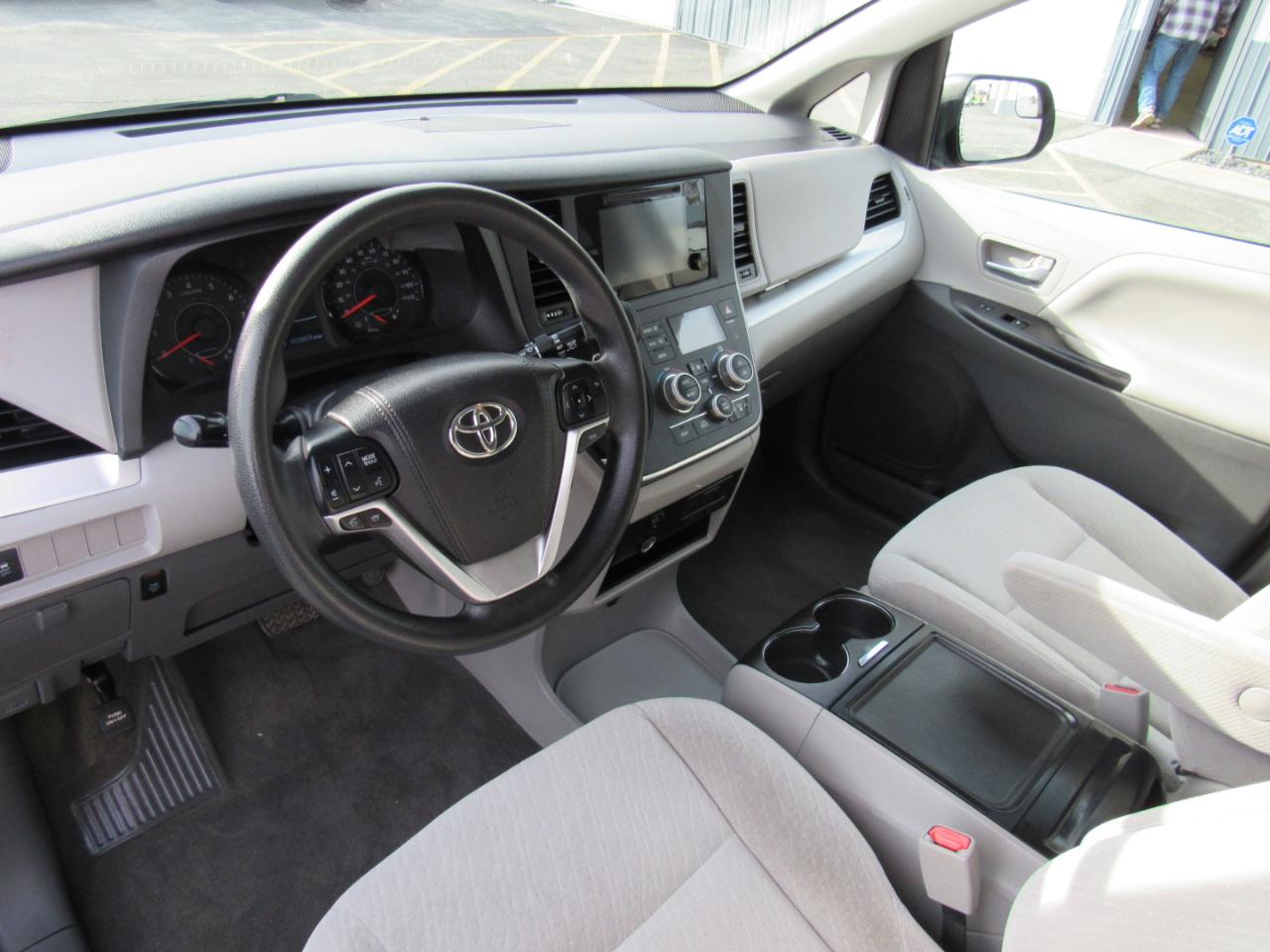 Toyota Sienna LE FWD 8-Passenger (Natl) 2017