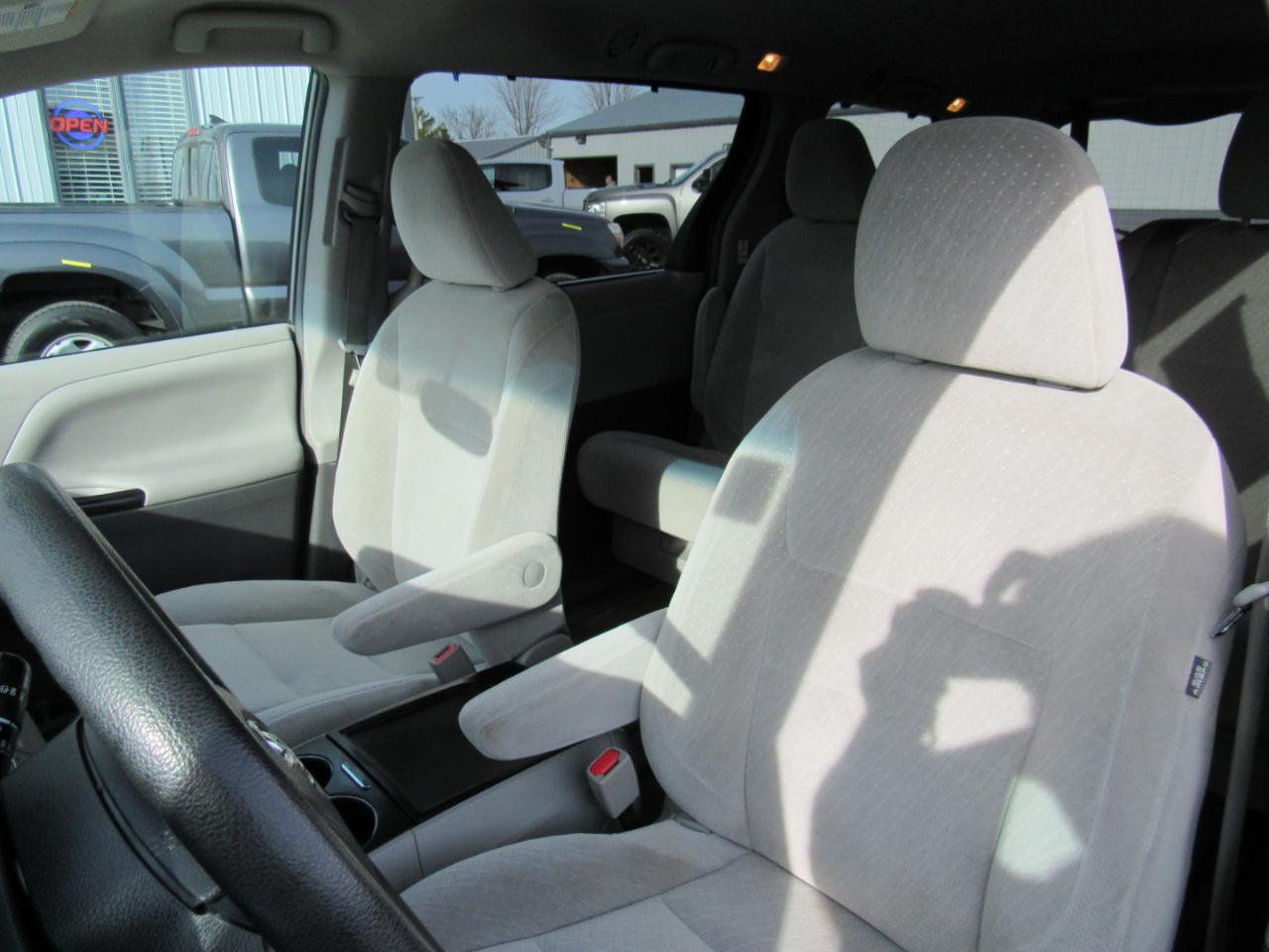 Toyota Sienna LE FWD 8-Passenger (Natl) 2017