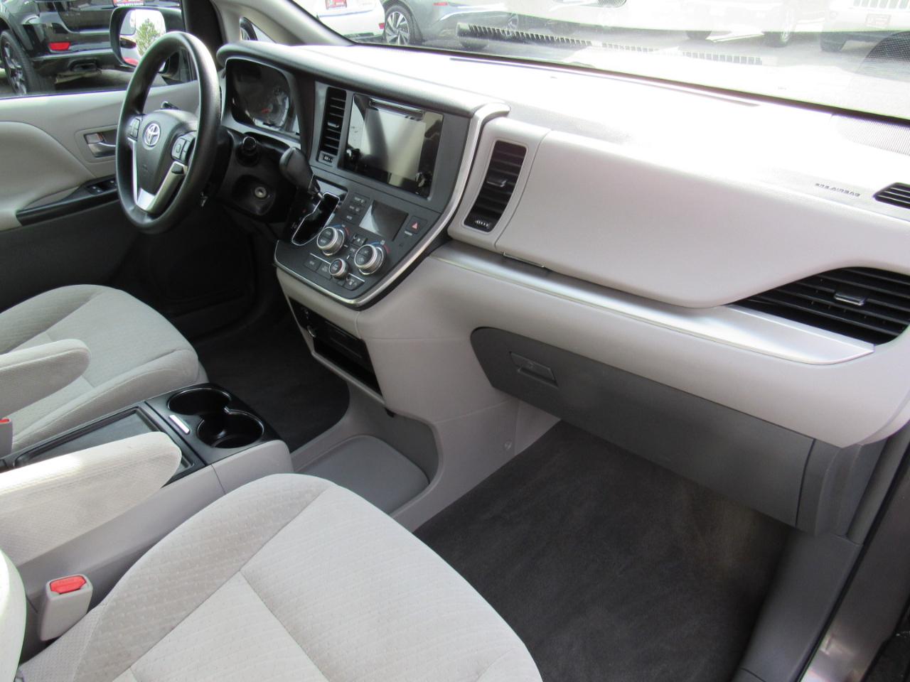 Toyota Sienna LE FWD 8-Passenger (Natl) 2017