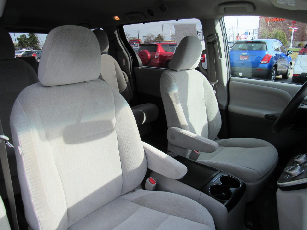 Toyota Sienna LE FWD 8-Passenger (Natl) 2017