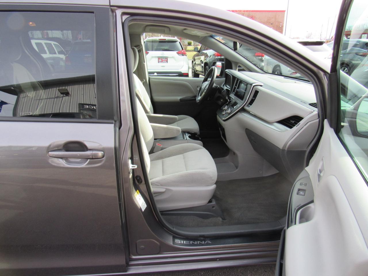 Toyota Sienna LE FWD 8-Passenger (Natl) 2017