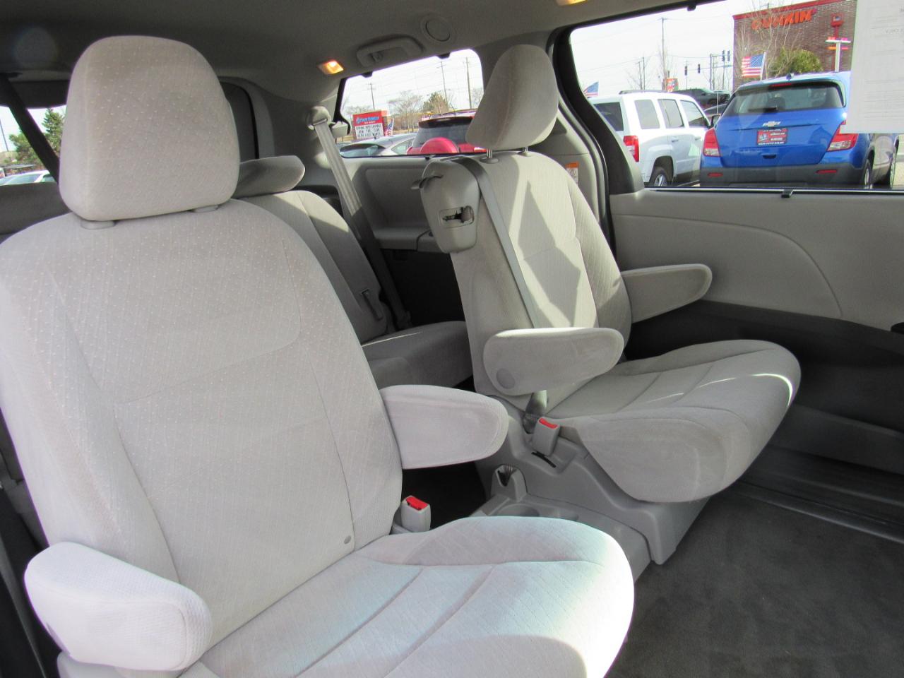 Toyota Sienna LE FWD 8-Passenger (Natl) 2017