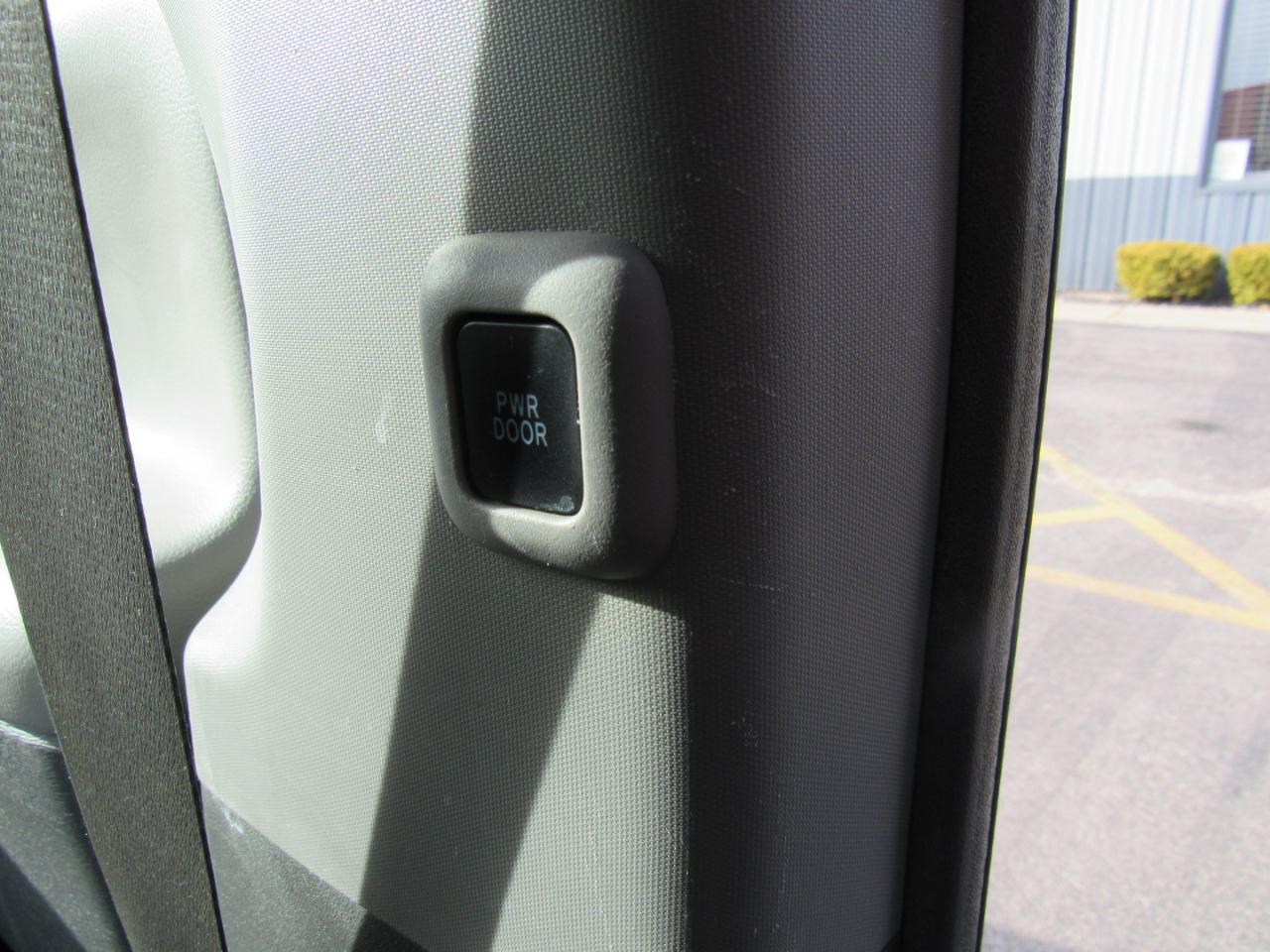 Toyota Sienna LE FWD 8-Passenger (Natl) 2017