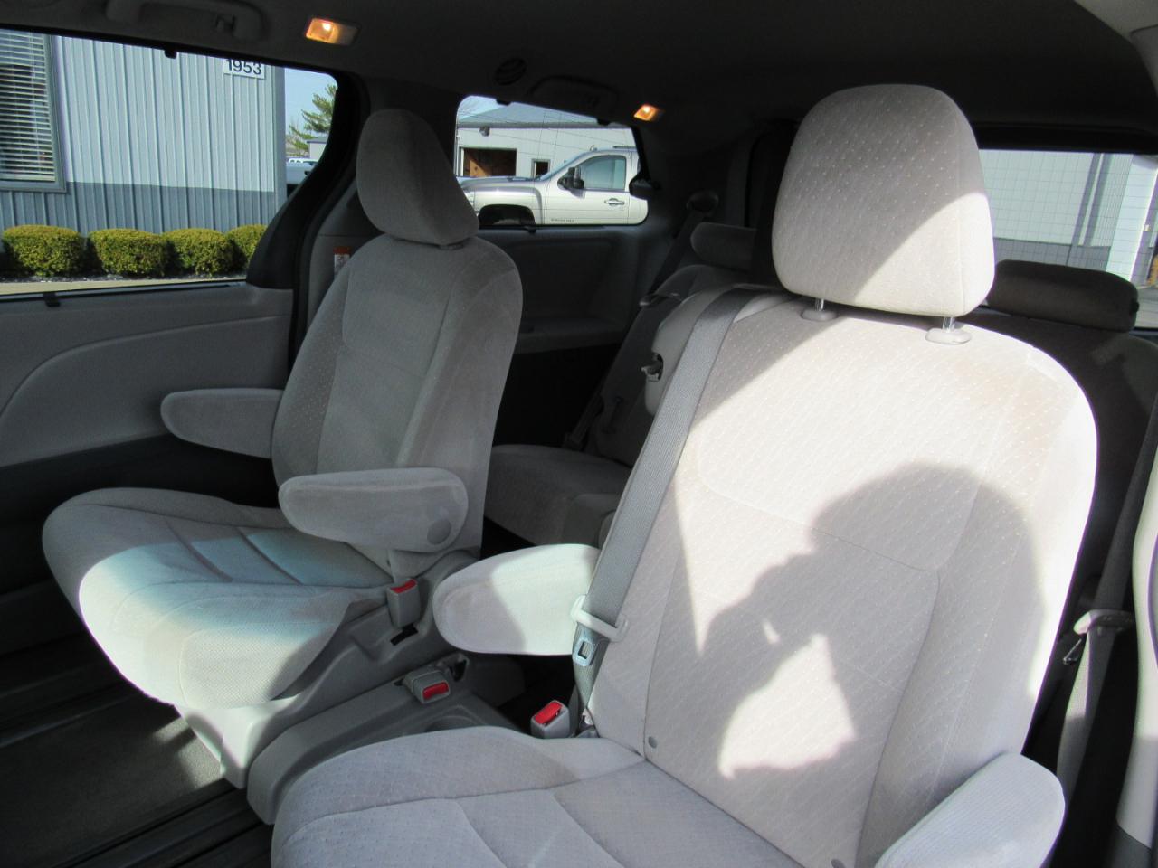 Toyota Sienna LE FWD 8-Passenger (Natl) 2017