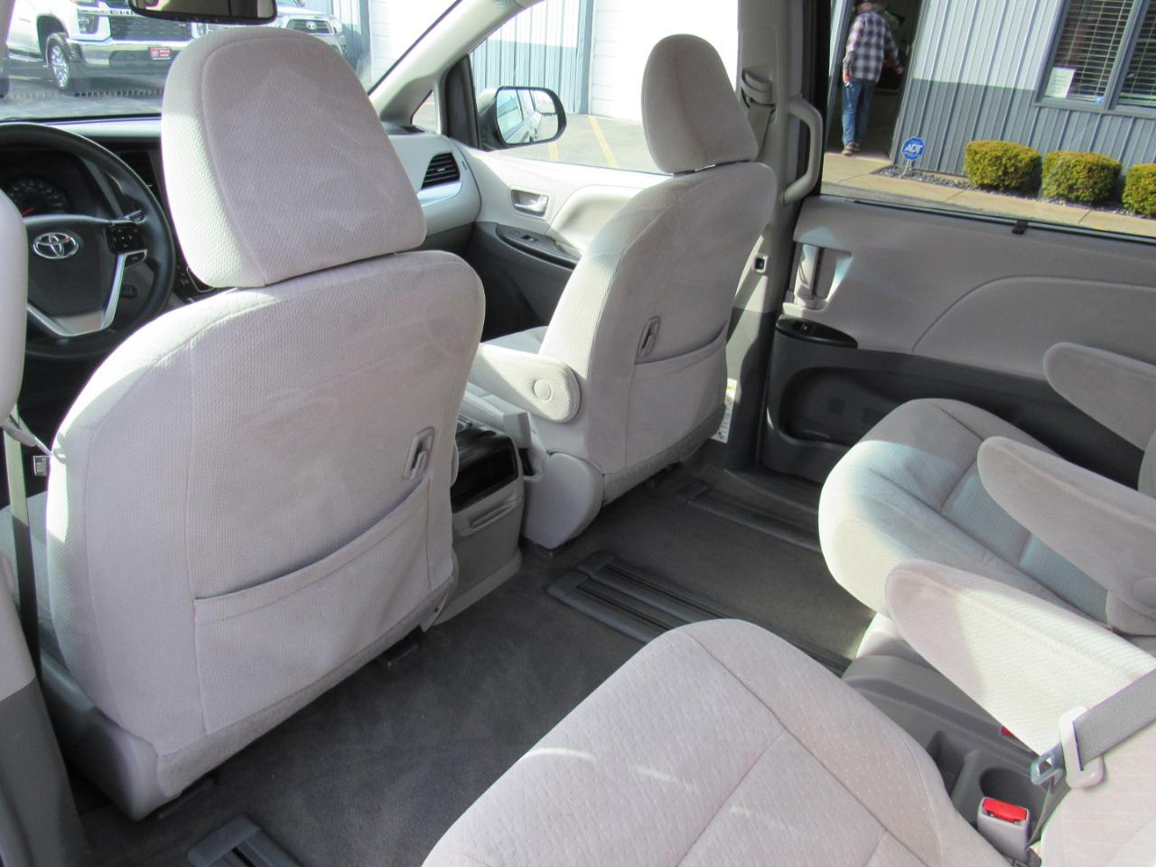 Toyota Sienna LE FWD 8-Passenger (Natl) 2017