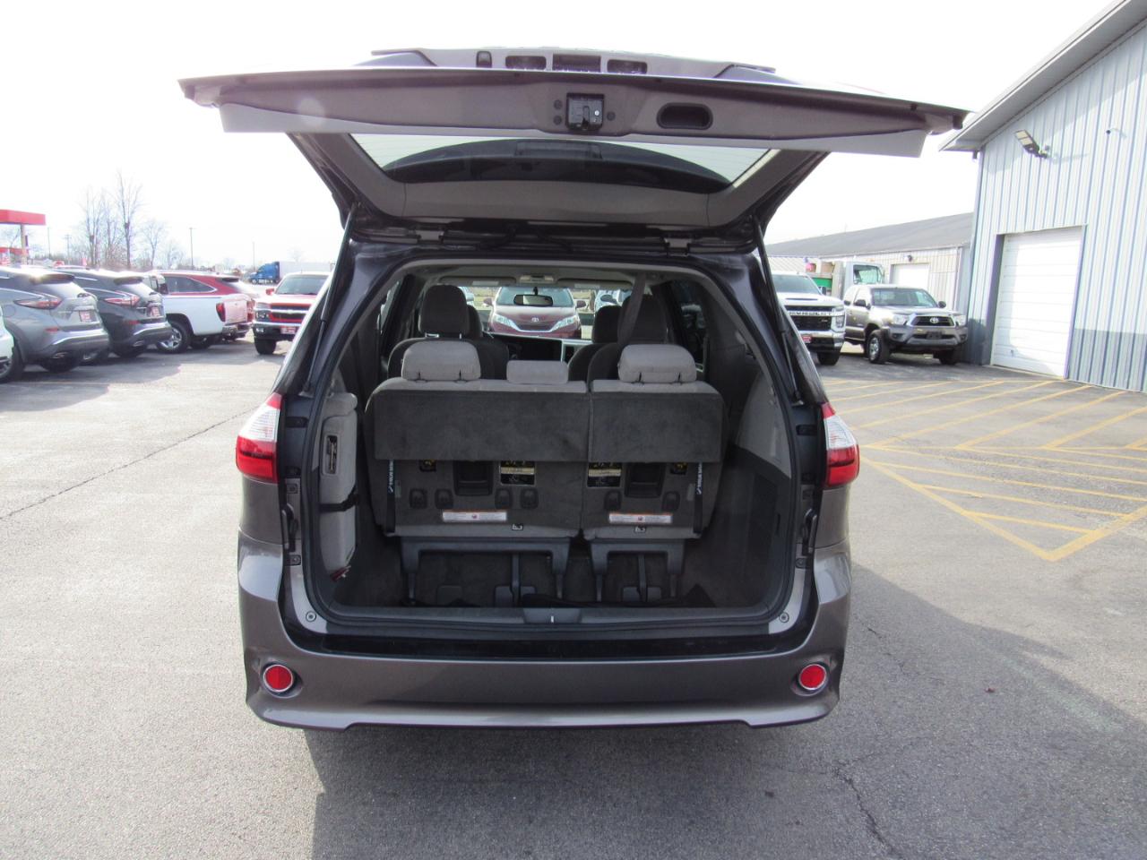 Toyota Sienna LE FWD 8-Passenger (Natl) 2017