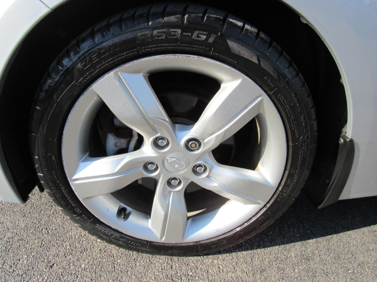 Hyundai Veloster 3dr Cpe Auto w/Black Int 2013