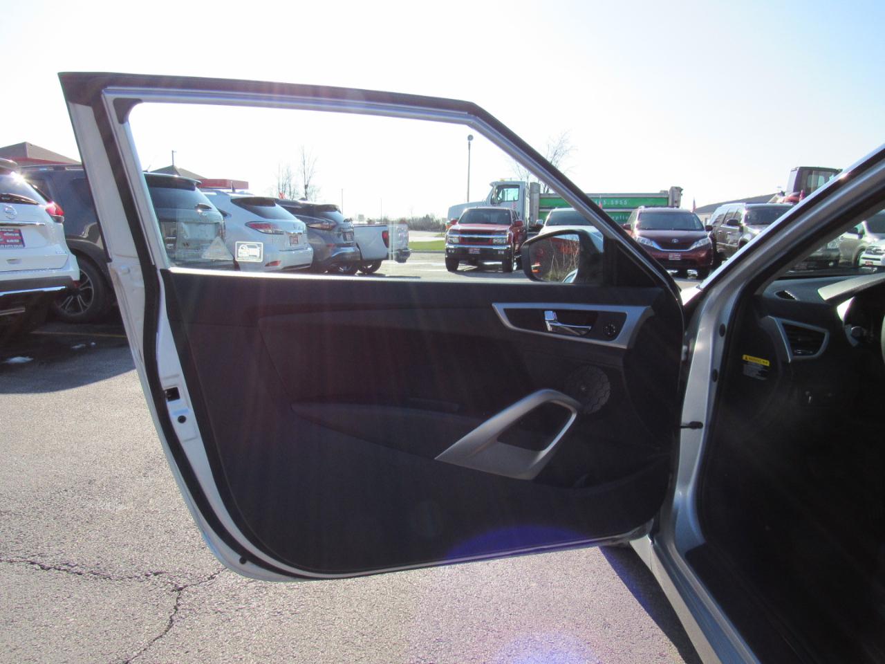 Hyundai Veloster 3dr Cpe Auto w/Black Int 2013