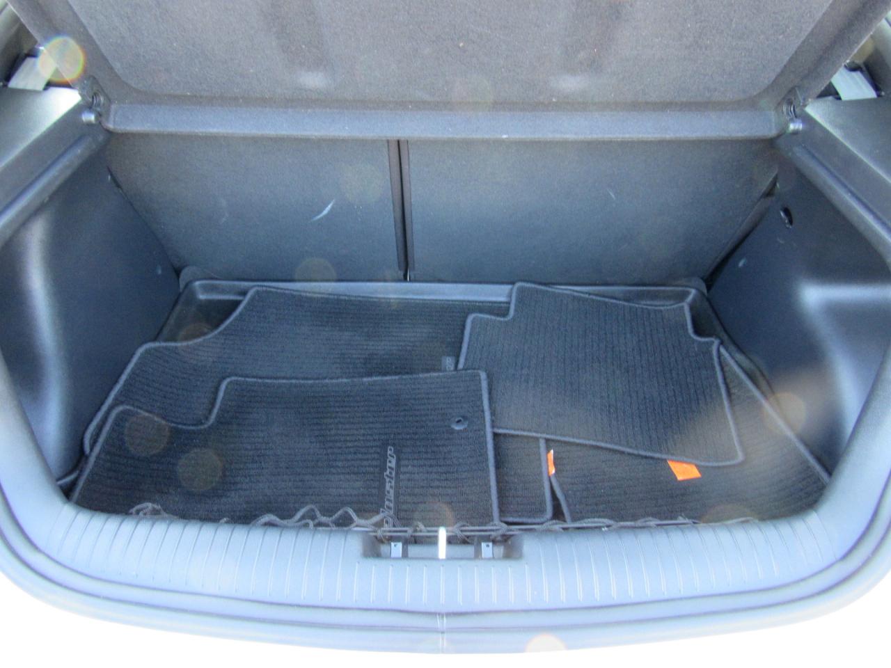 Hyundai Veloster 3dr Cpe Auto w/Black Int 2013