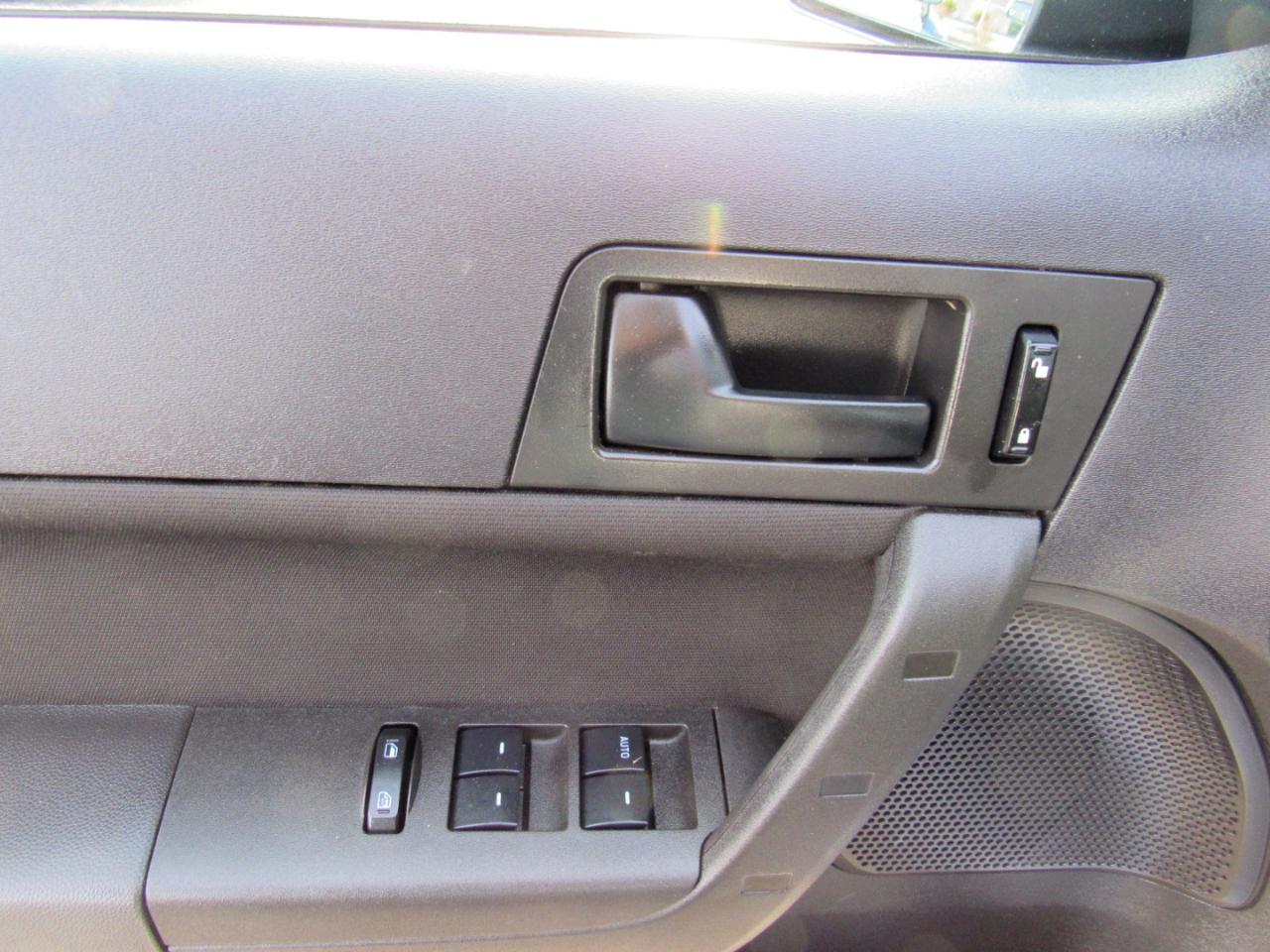 Ford Focus 4dr Sdn SE 2008