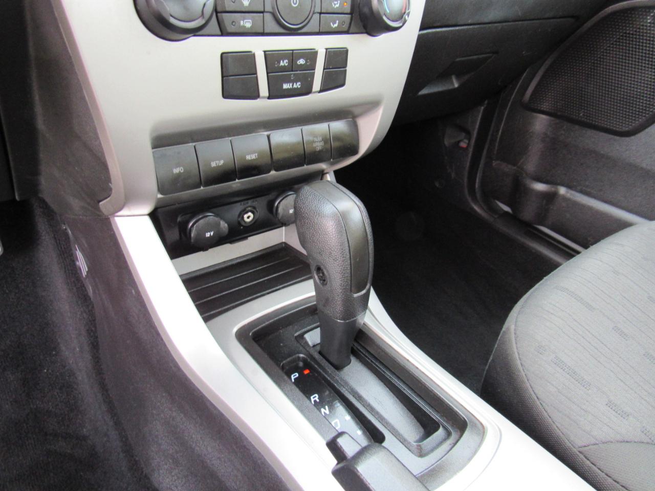 Ford Focus 4dr Sdn SE 2008