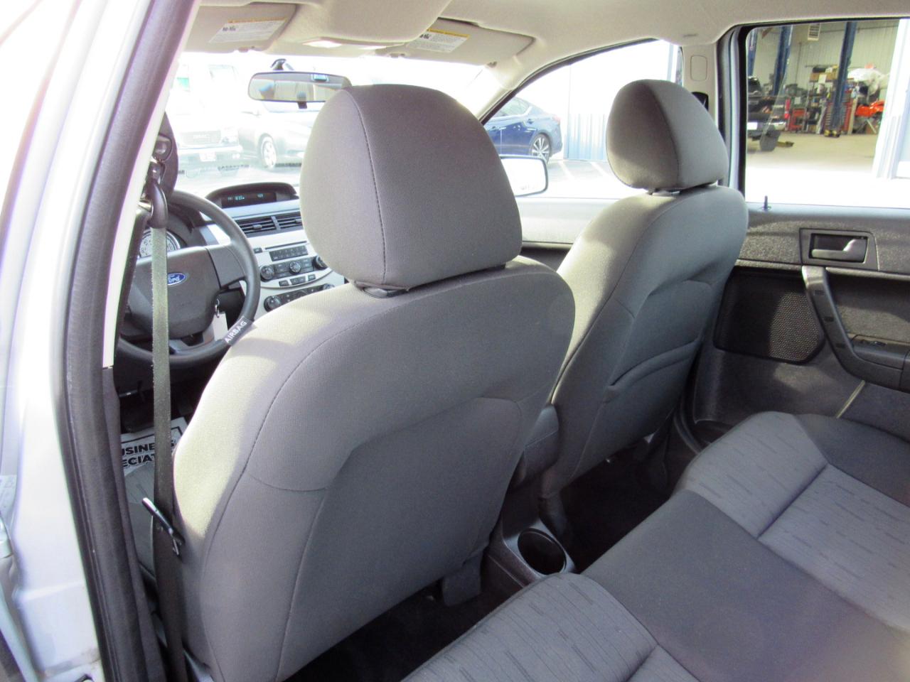 Ford Focus 4dr Sdn SE 2008