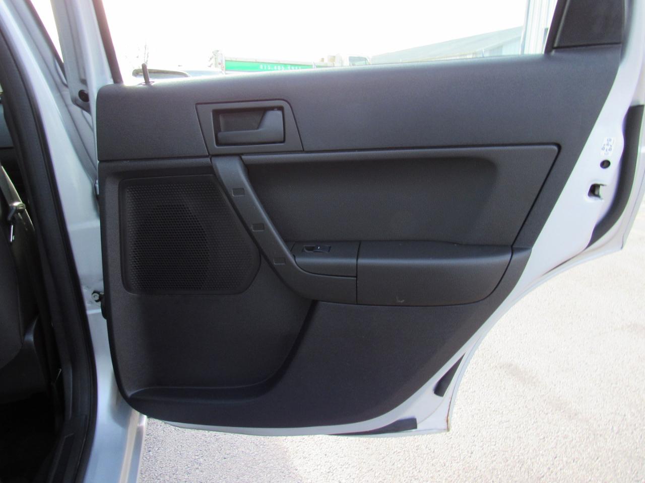 Ford Focus 4dr Sdn SE 2008