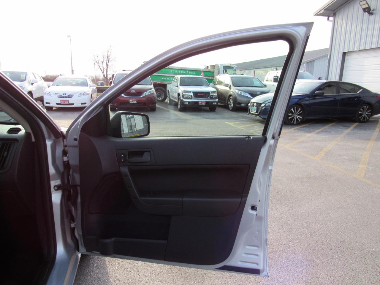 Ford Focus 4dr Sdn SE 2008