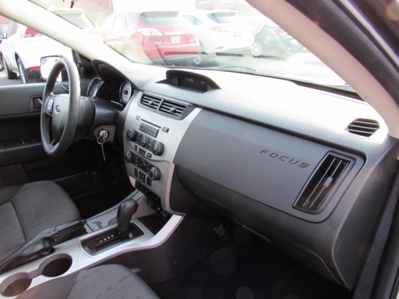 Ford Focus 4dr Sdn SE 2008