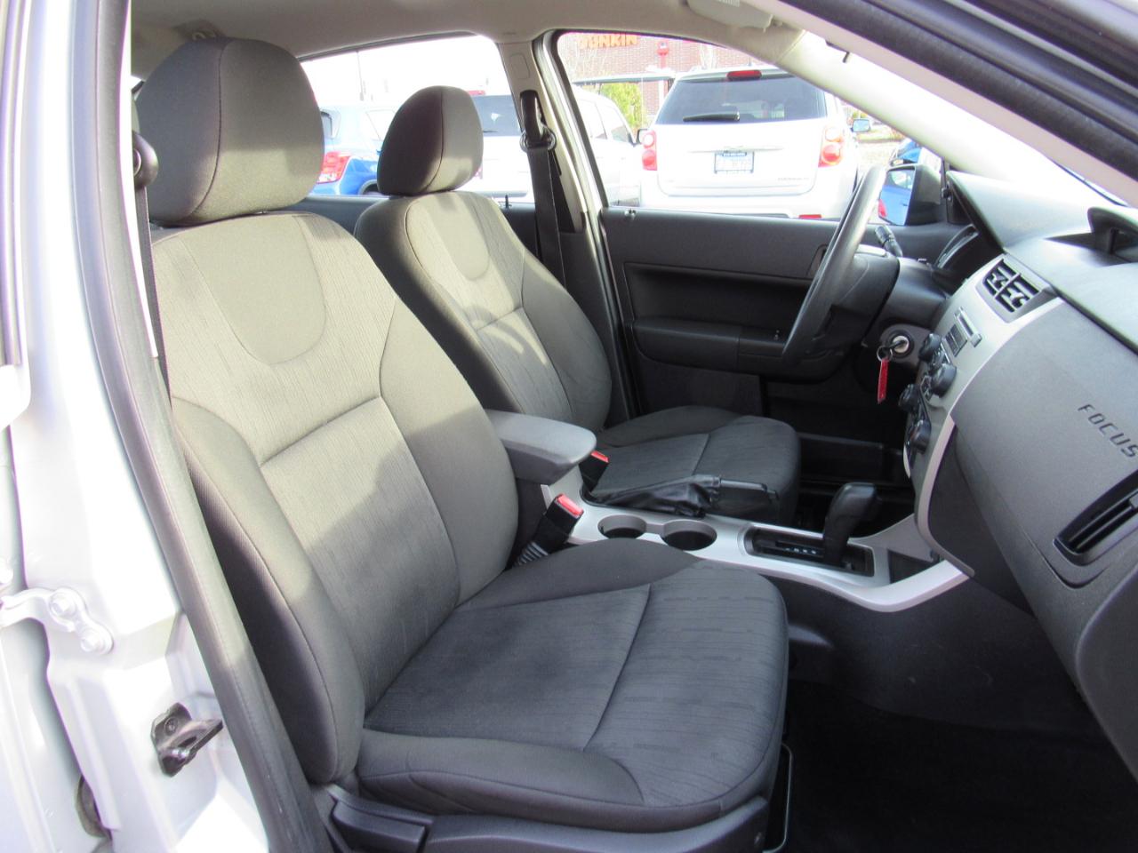 Ford Focus 4dr Sdn SE 2008