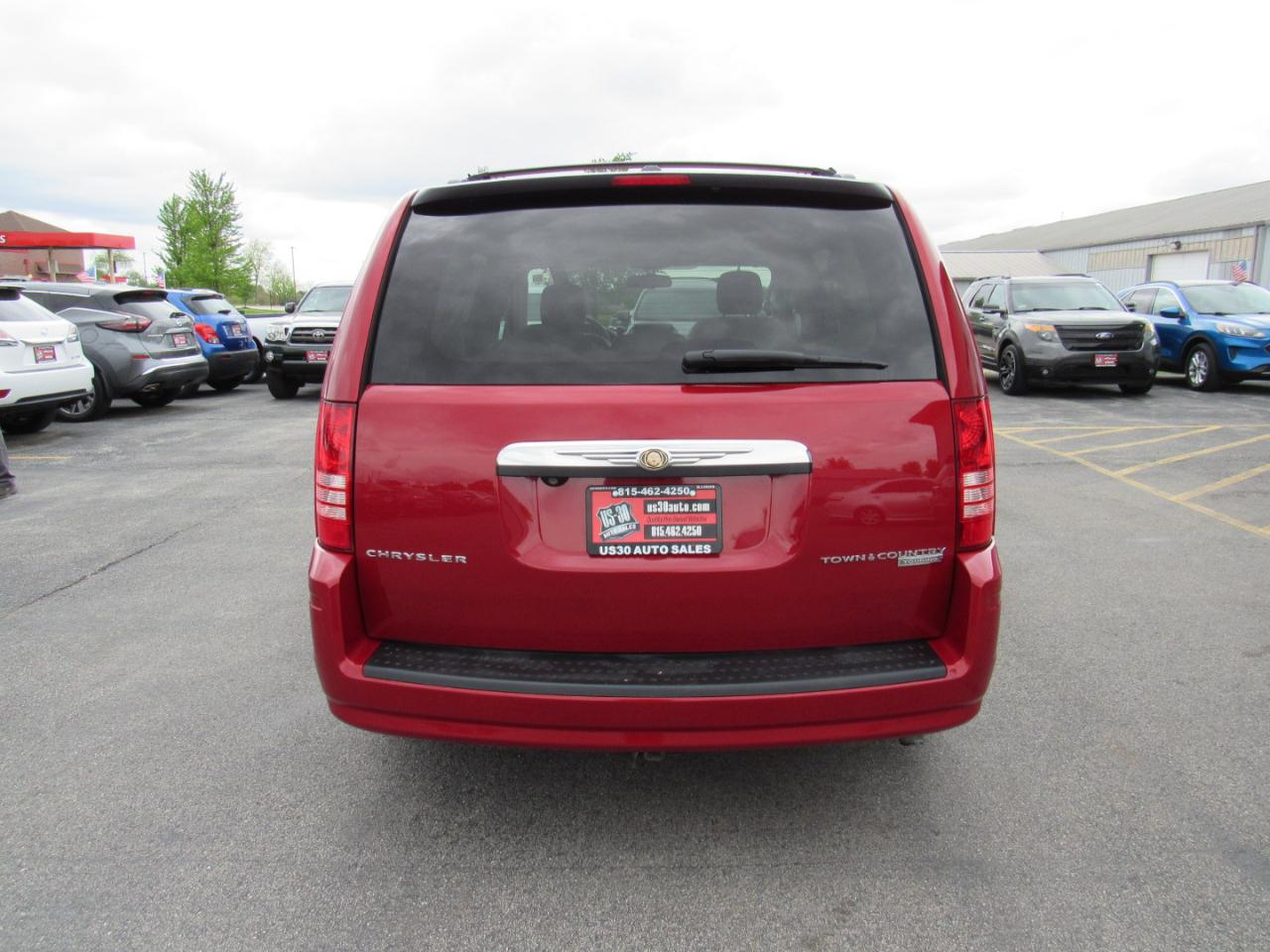Chrysler Town & Country 4dr Wgn Touring 2010