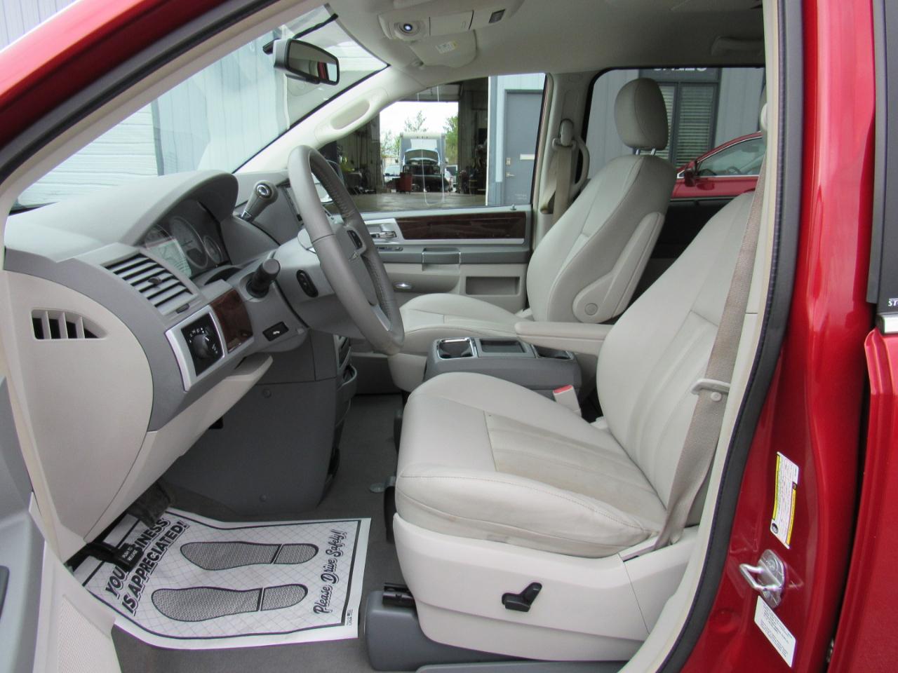 Chrysler Town & Country 4dr Wgn Touring 2010