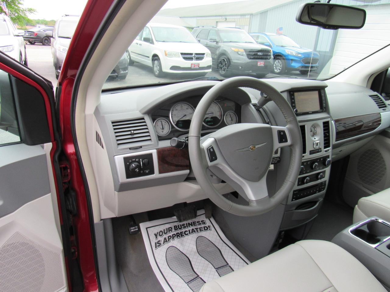 Chrysler Town & Country 4dr Wgn Touring 2010