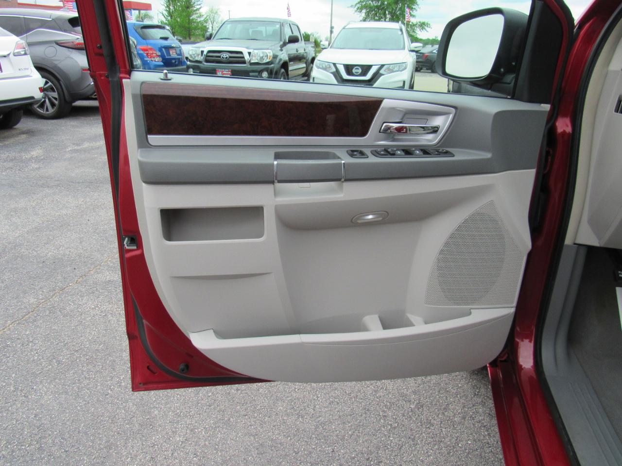 Chrysler Town & Country 4dr Wgn Touring 2010