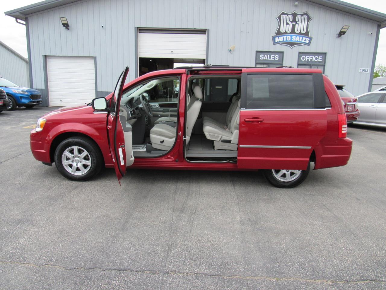 Chrysler Town & Country 4dr Wgn Touring 2010