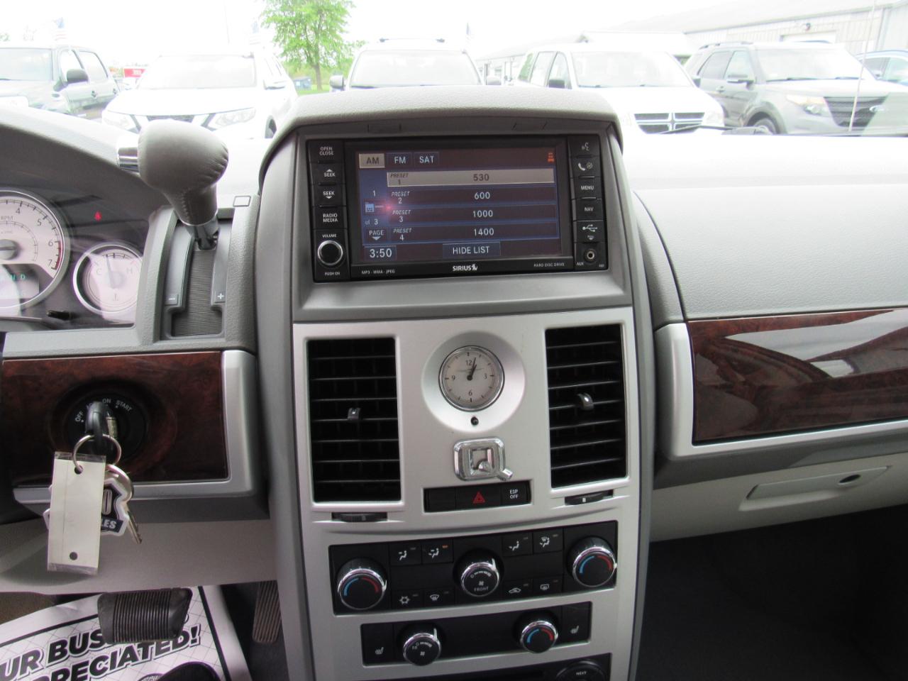 Chrysler Town & Country 4dr Wgn Touring 2010