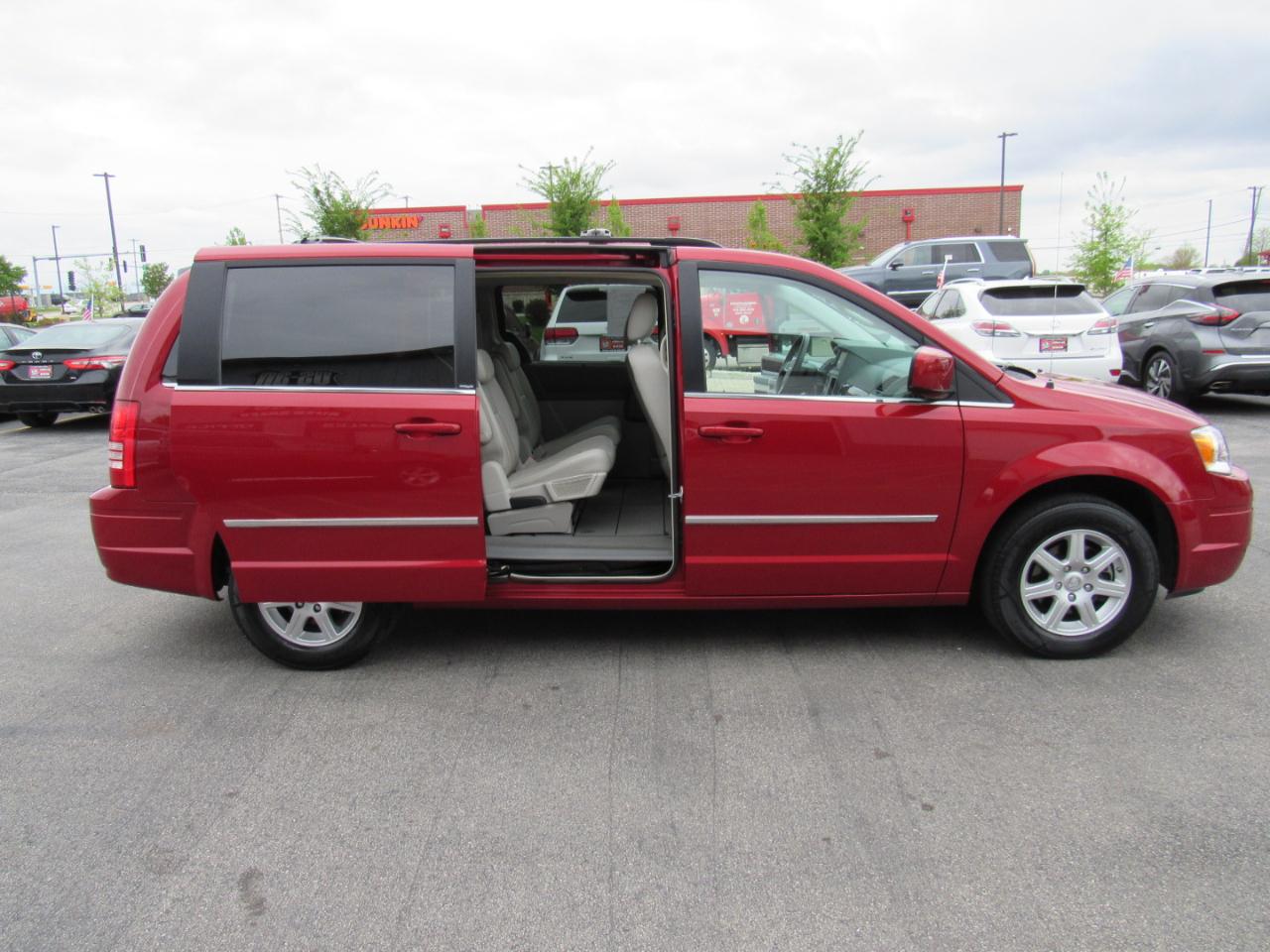 Chrysler Town & Country 4dr Wgn Touring 2010