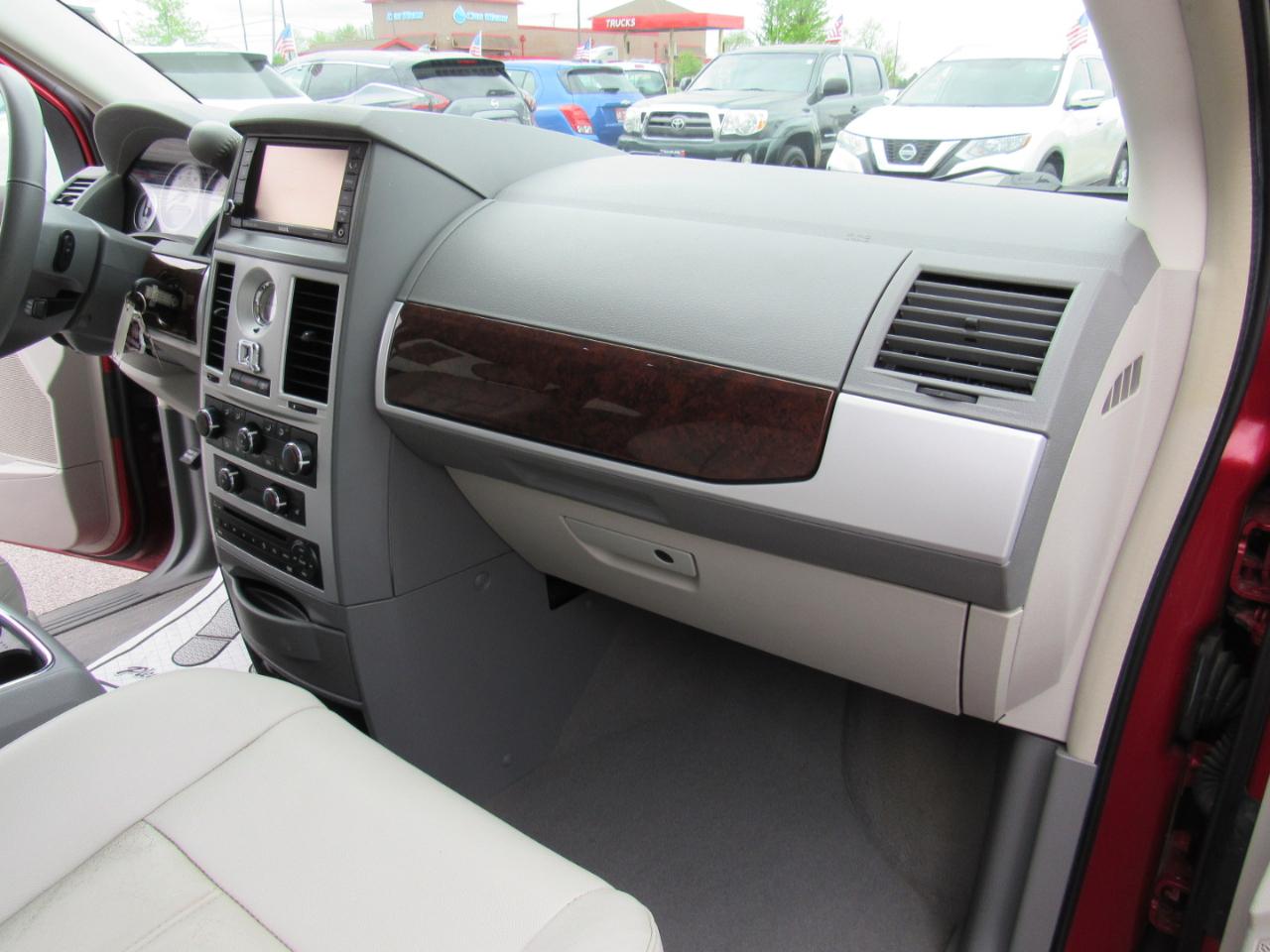 Chrysler Town & Country 4dr Wgn Touring 2010