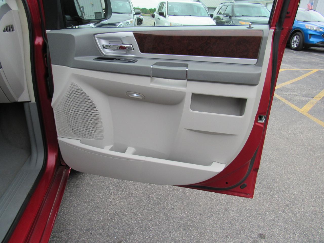 Chrysler Town & Country 4dr Wgn Touring 2010